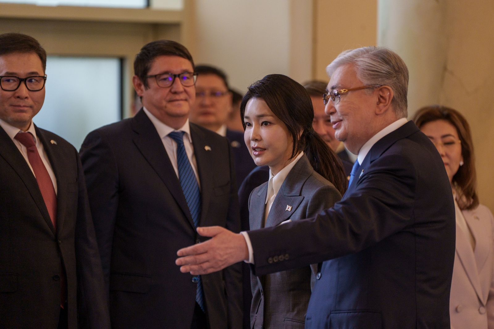 Поразительная внешность: первая леди Южной Кореи прибыла в Акорду вместе с мужем