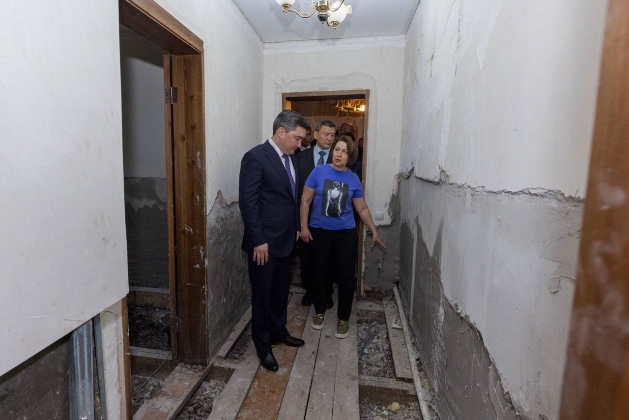 В регионах медленно восстанавливают дома после паводков, считает премьер