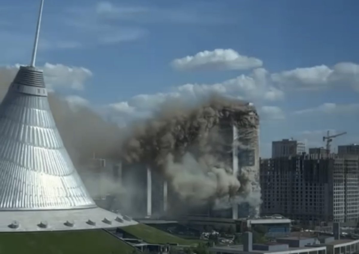 В Астане снова горит здание около Хан-Шатыра, внутри могут быть люди