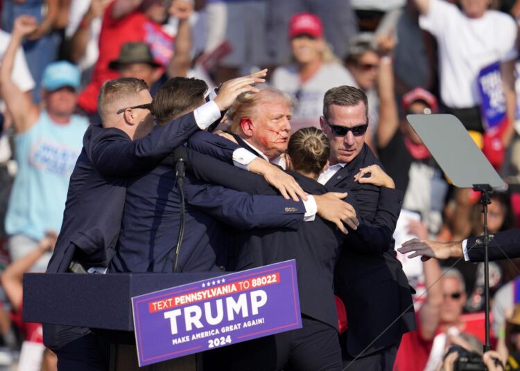 Дональда Трампа пытались убить на митинге