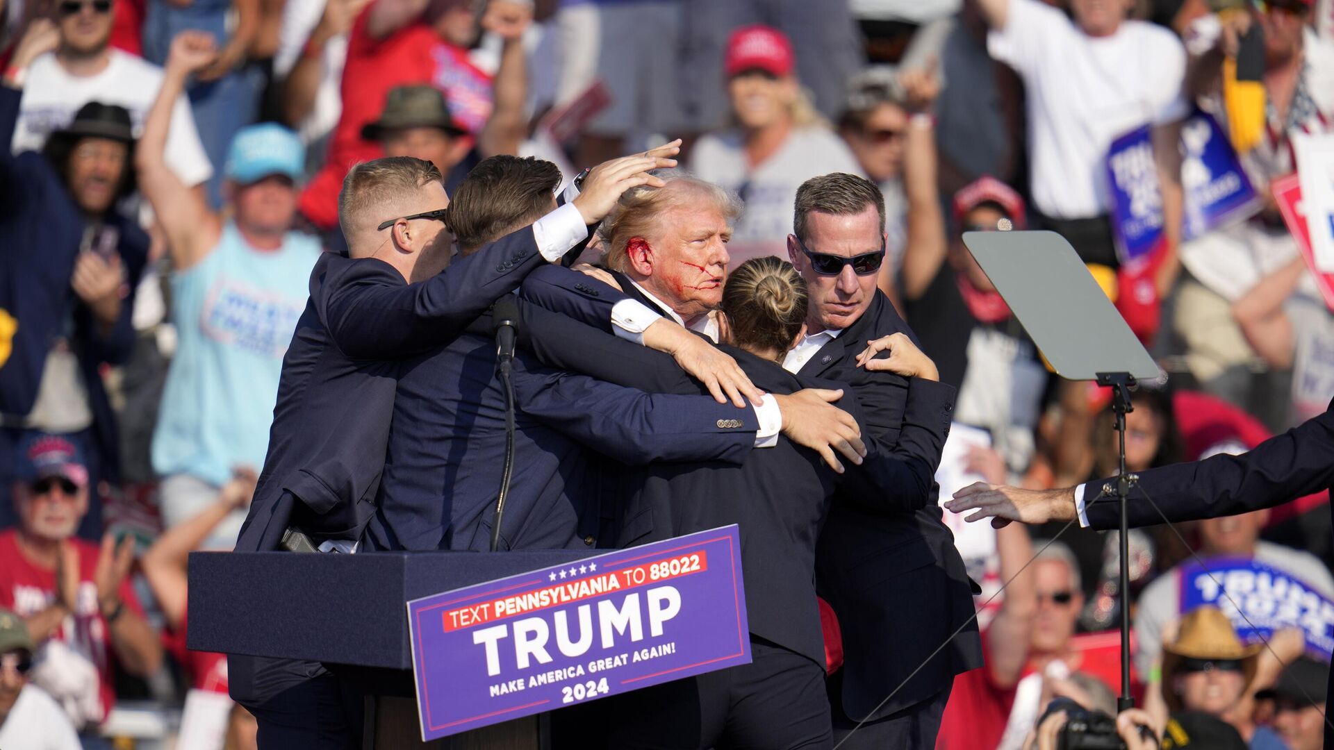 Дональда Трампа пытались убить на митинге