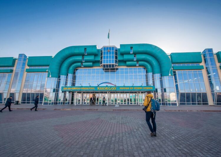 Китайские авто – в Казахстан или транзитом? Сколько автомобилей отправлено через КПП Хоргос