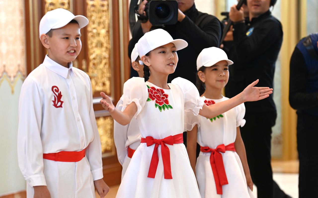 Токаев с детьми встретил Си Цзиньпина в аэропорту Астаны