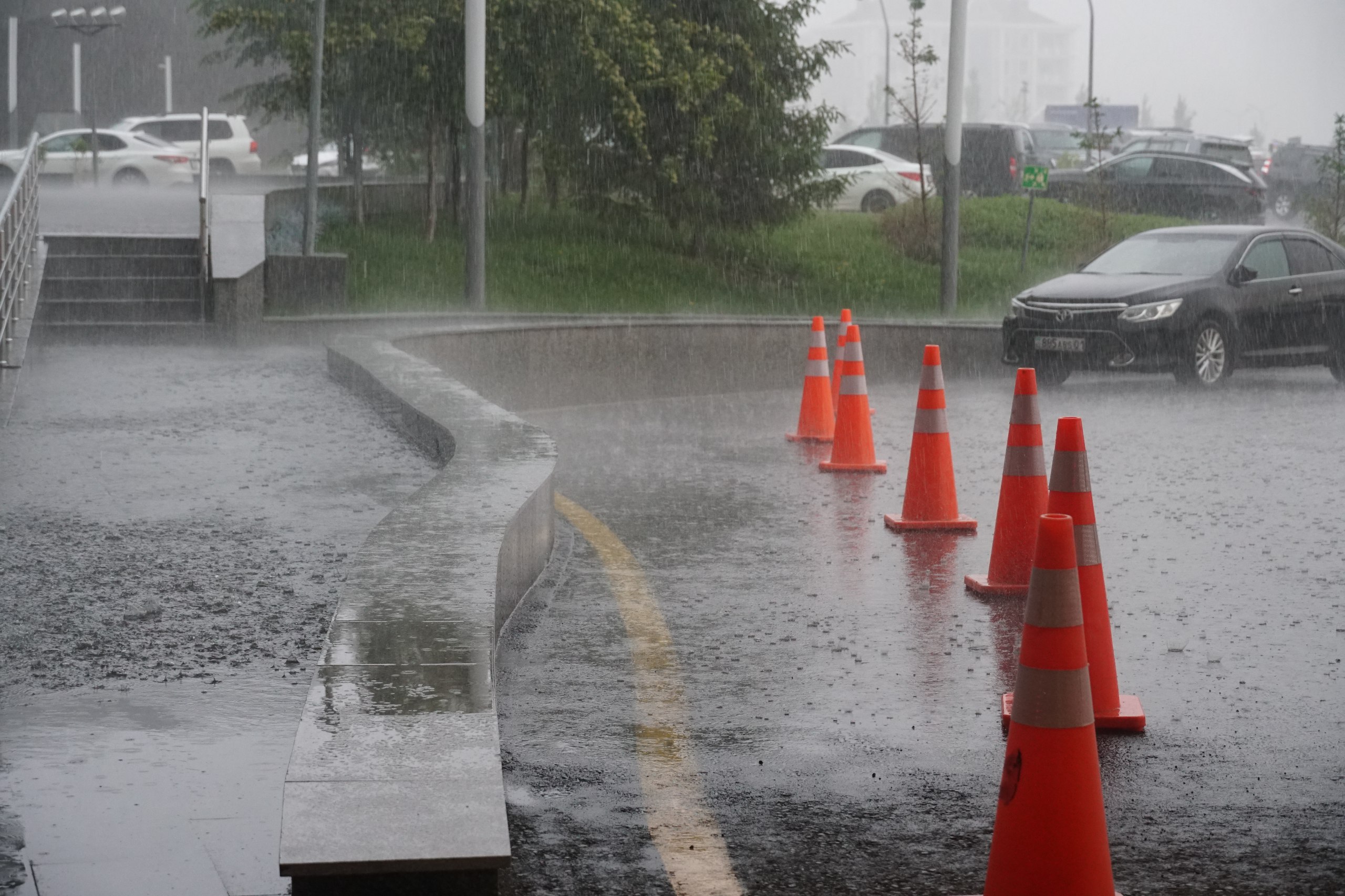 Гроза и сильный ветер настигнут Казахстан