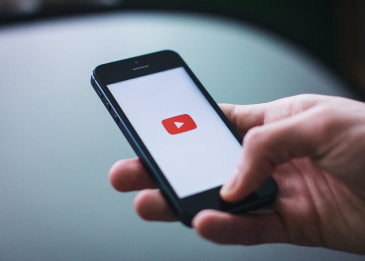 Приехали: в России решили замедлить YouTube на 70%