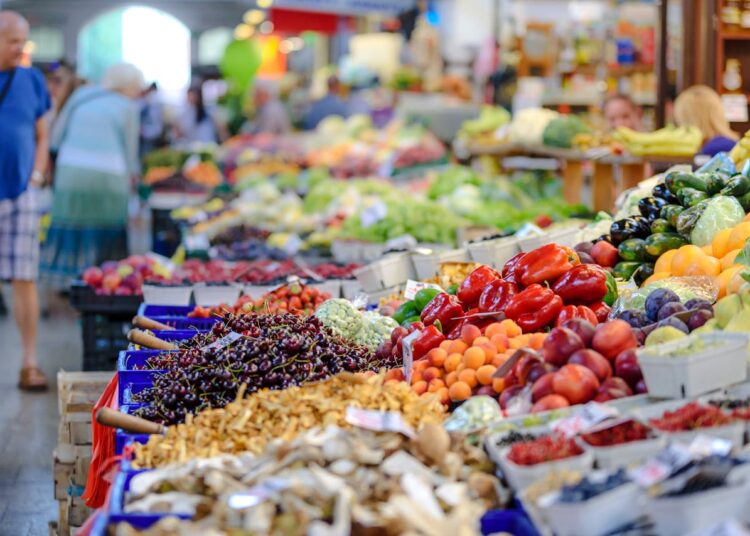 Сколько казахстанцы тратят на продукты? Абсолютный лидер Алматы