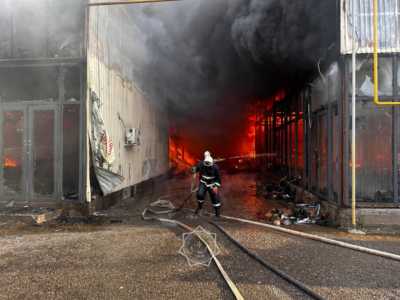 Вертолет и сотня спасателей тушили пожар на алматинской барахолке