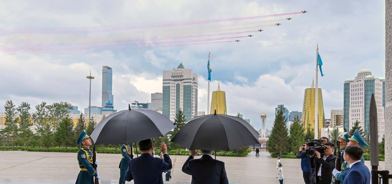 Флаг Китая появился в небе над Астаной и пошел розовый дождь