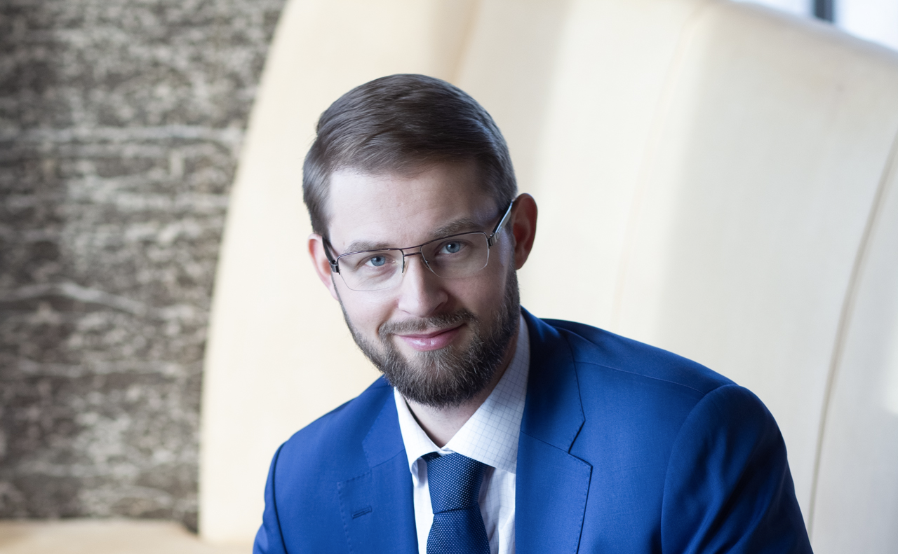 Тимур Турлов не спешит рвать связи с Россией. С таким заявлением выступил политолог Талгат Калиев