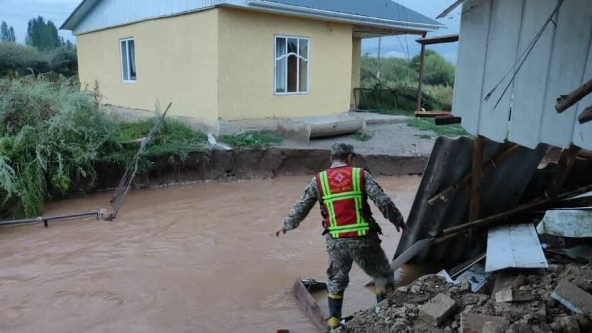 На Иссык-Куле вновь сошли сели. Объявлен режим ЧС
