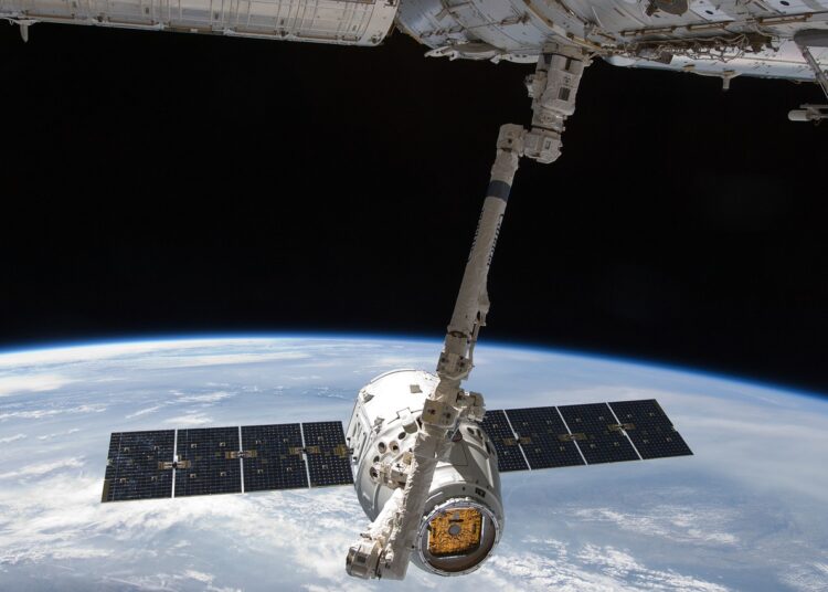 SpaceX отправит в космос первый коммерческий экипаж