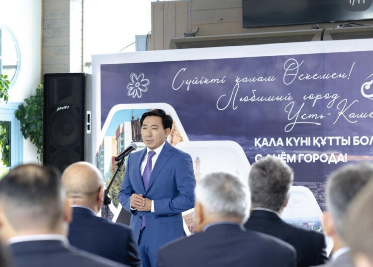 Поющий аким: Жаксылык Омар исполнил песню для жителей Усть-Каменогорска на площади