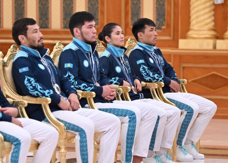 «Ты настоящий джигит!» - Токаев обратился к олимпийскому чемпиону Елдосу Сметову на встрече с участниками Олимпиады