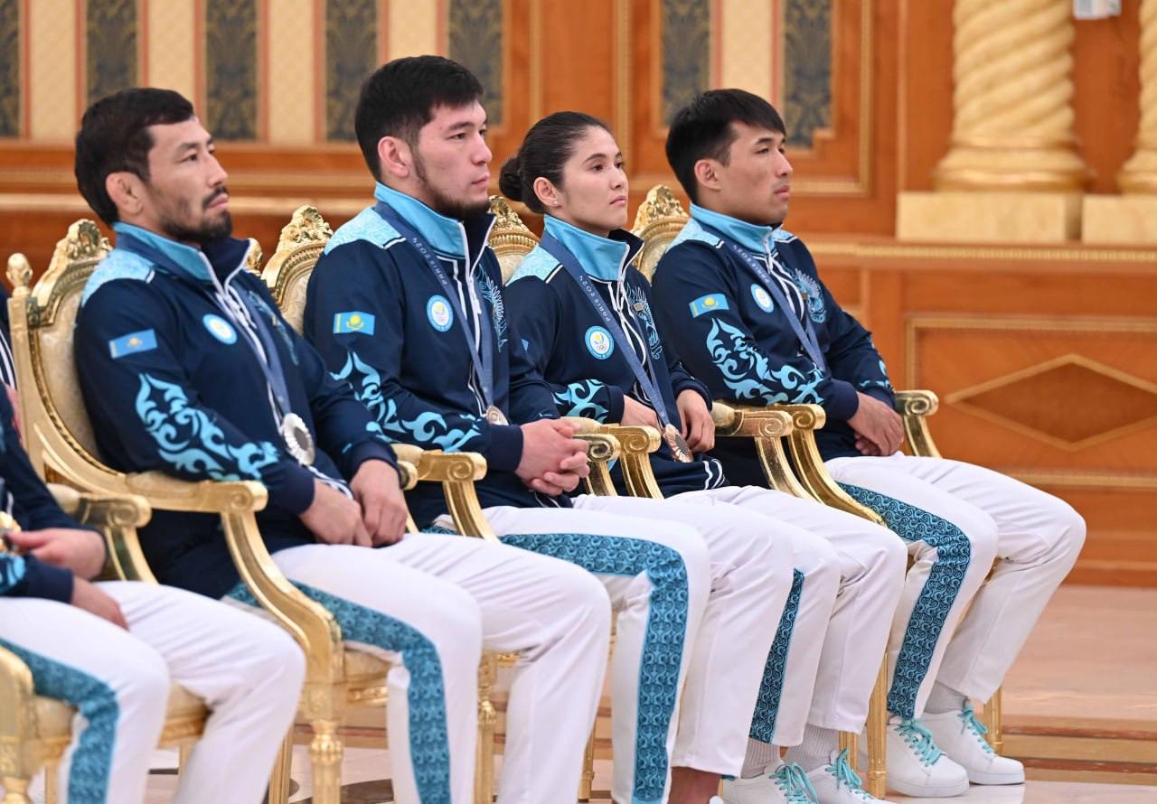 «Ты настоящий джигит!» - Токаев обратился к олимпийскому чемпиону Елдосу Сметову на встрече с участниками Олимпиады
