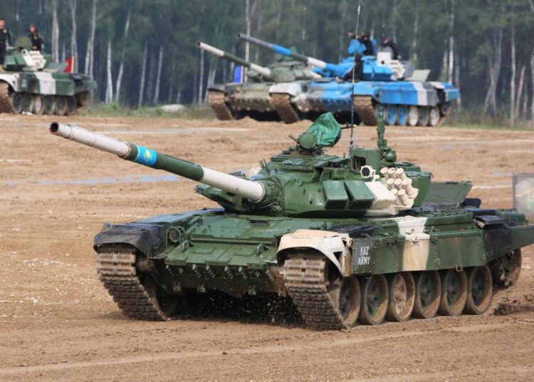 Вам не мешает то, что я на танке? Автомобиль столкнулся с Т-72 на трассе в Жамбылской области
