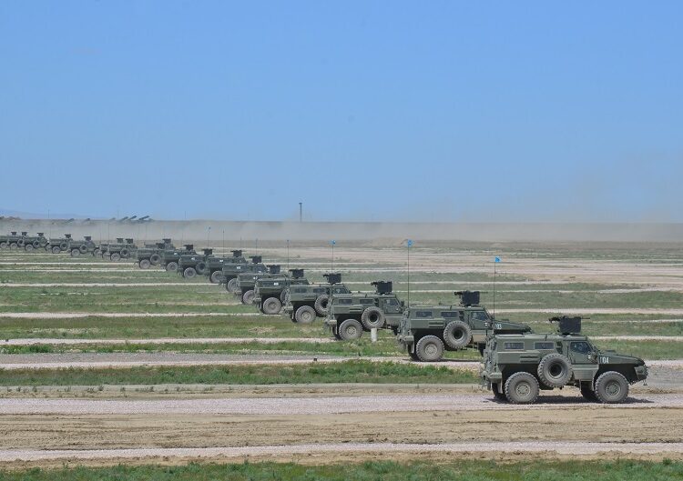 Более 500 единиц новой военной техники поступило в войска РК
