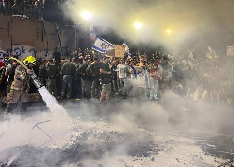 Израиль охватили массовые протесты: десятки тысяч людей требуют освобождения заложников