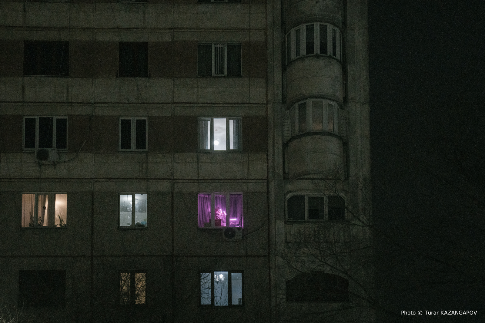 «Бегают геи в юбках»: Досаеву пожаловались на ночную жизнь Алматы