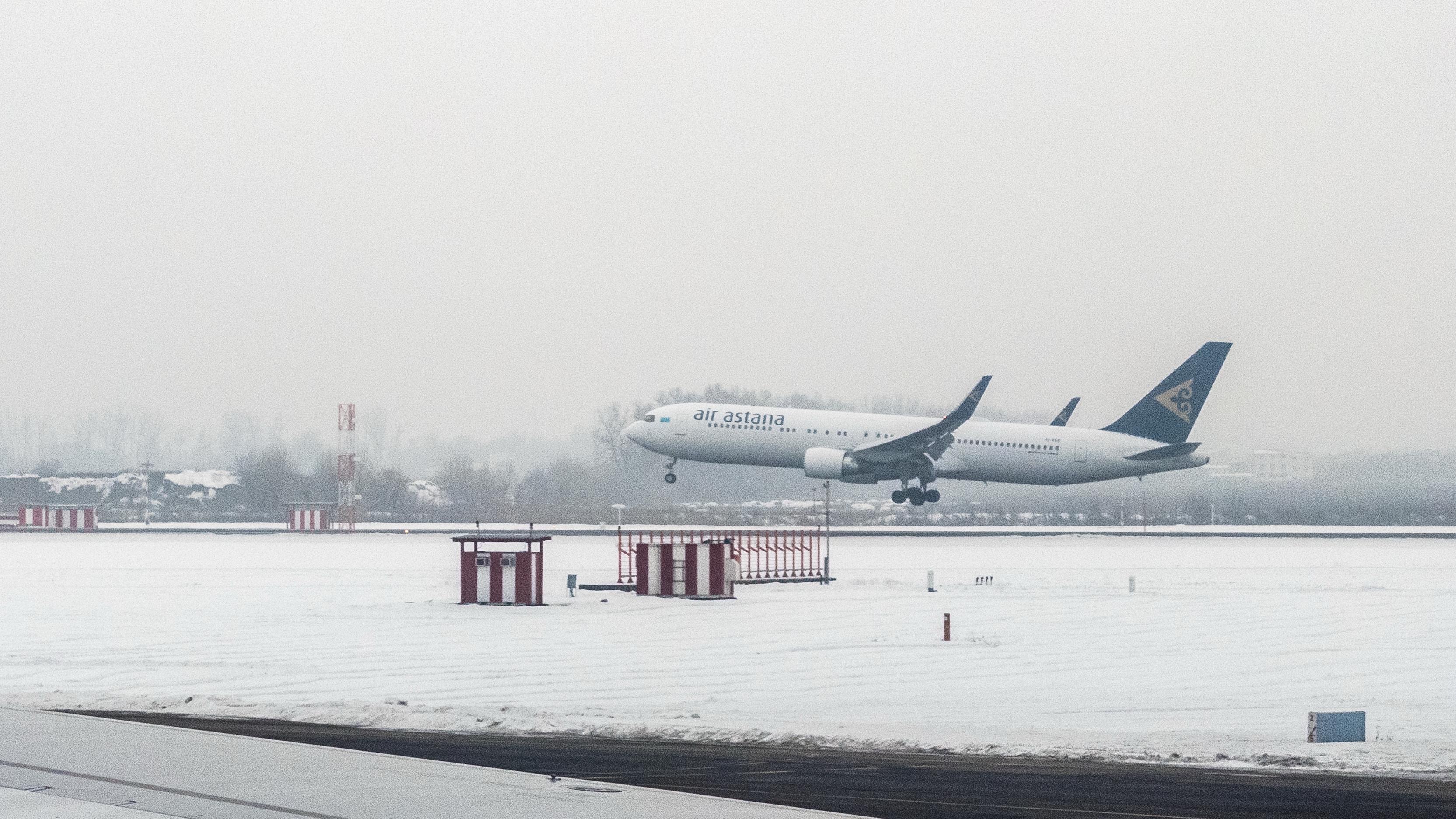 Самолёт Air Astana вынужденно сел в Баку из-за экстренной ситуации на борту