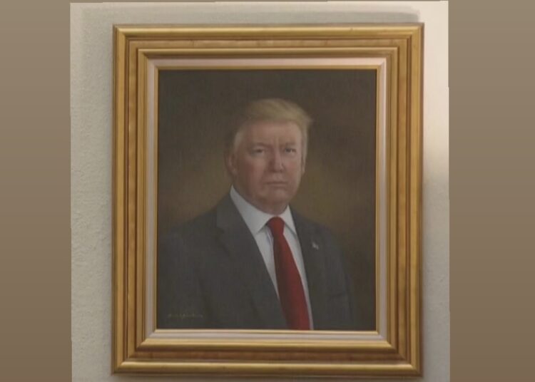 «Хуже всех»: Трамп обвинил художницу, нарисовавшую его портрет