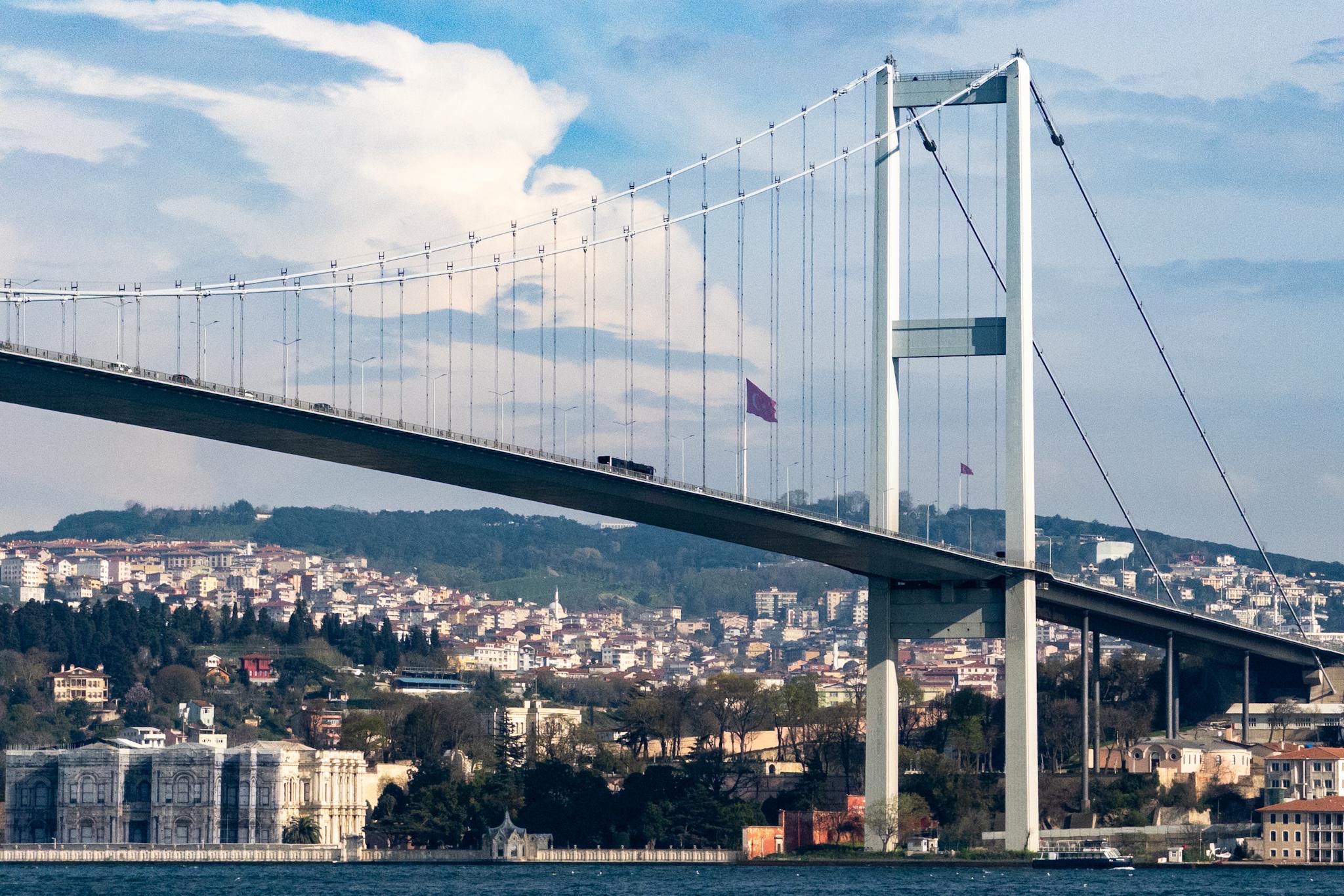 Сильное землетрясение магнитудой 6,2 произошло в Стамбуле — город проверяют спасатели