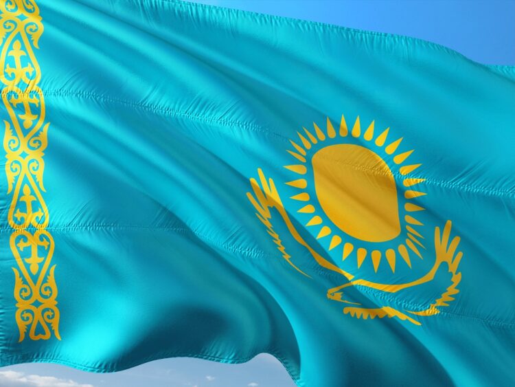 Осквернение символов Казахстана: депутат Бапи предупреждает об угрозе экстремизма