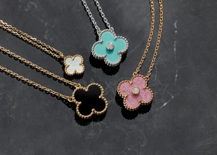 Изъятые ювелирные украшения Van Cleef & Arpels и браслеты Cartier выставили на торги