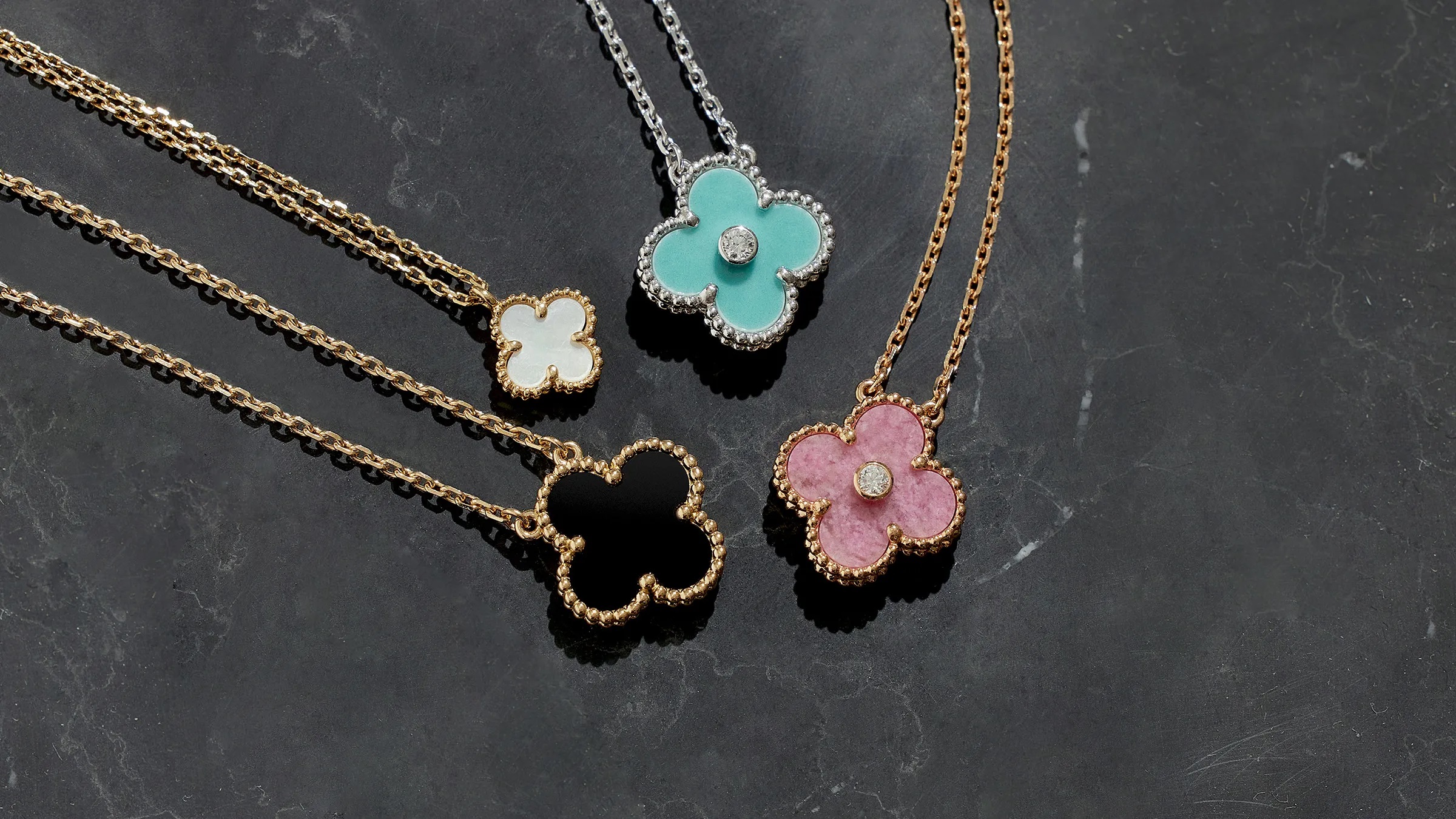 Изъятые ювелирные украшения Van Cleef & Arpels и браслеты Cartier выставили на торги