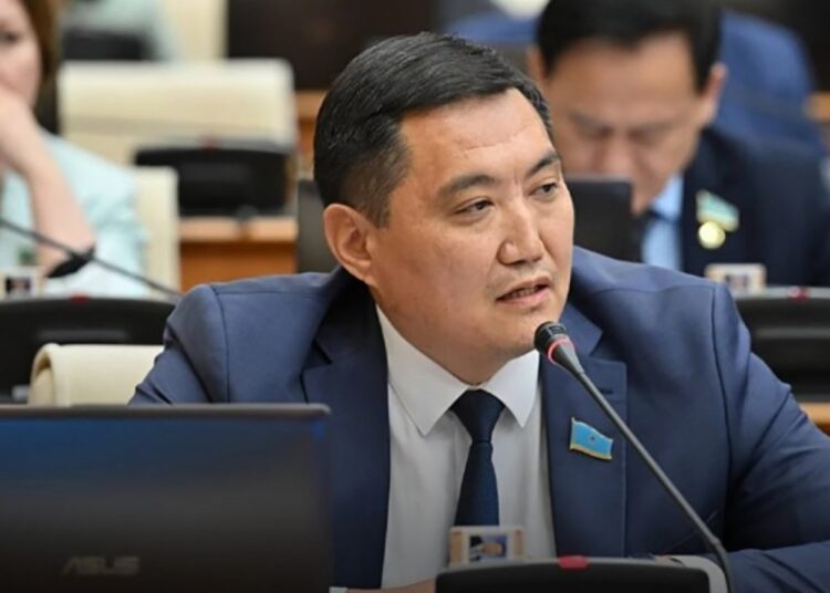Депутат Базарбек готовит обращения в Генпрокуратуру по делам «СК-Фармации», ОСМС и госсубсидий