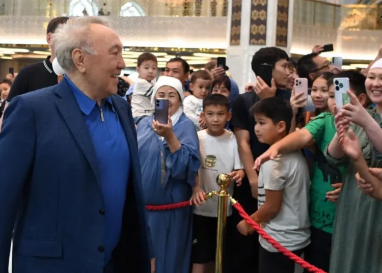 Нурсултан Назарбаев неожиданно появился на публике