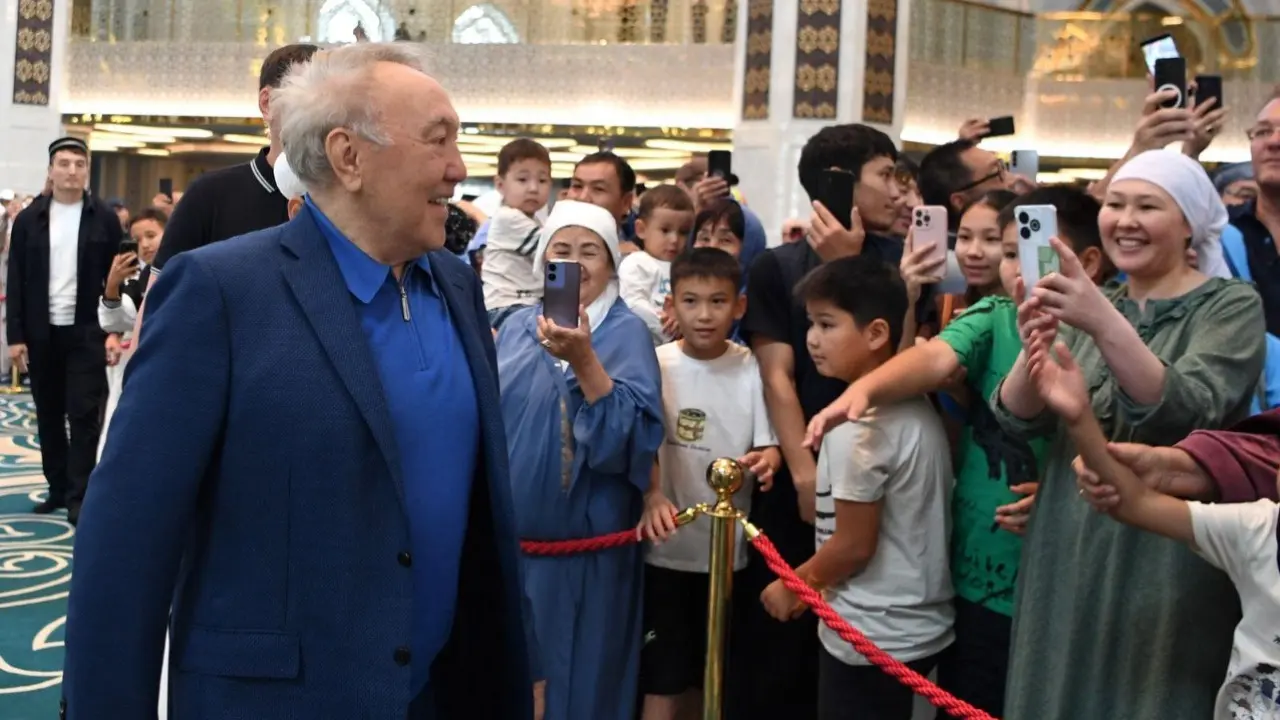 Нурсултан Назарбаев неожиданно появился на публике