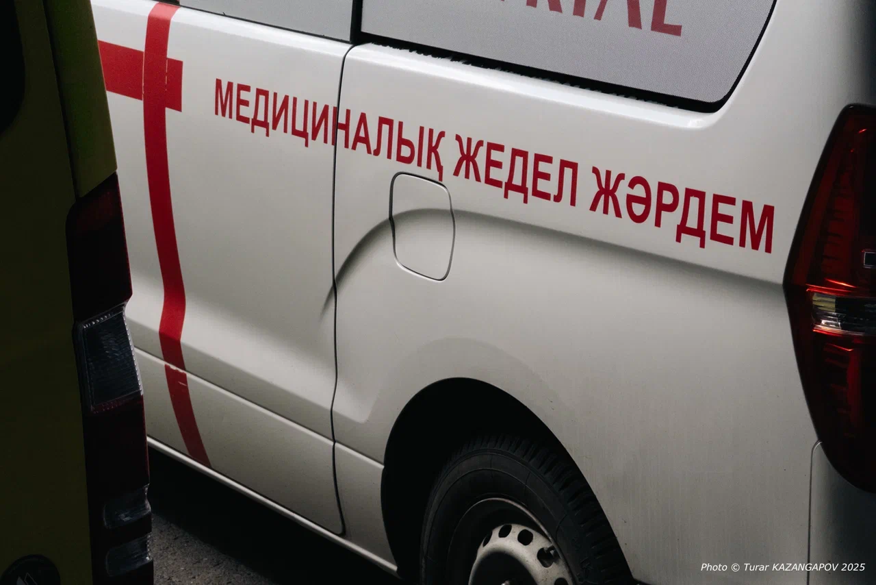 В Павлодаре женщина выбросила из окна двоих детей и прыгнула следом