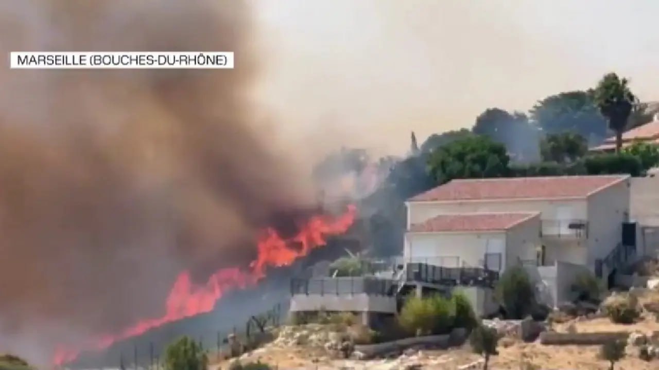 Лесной пожар во Франции достиг Марселя, десятки пострадавших и эвакуированных