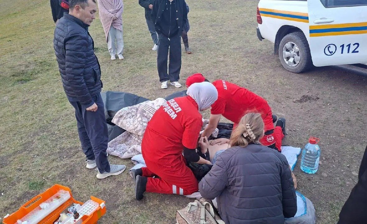 В Тургенском ущелье перевернулся автомобиль — водителя эвакуировали спасатели