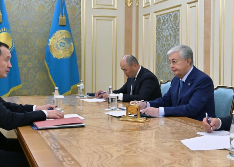 Токаев обсудил с главой QazaqGaz развитие газовой отрасли и подготовку к зиме