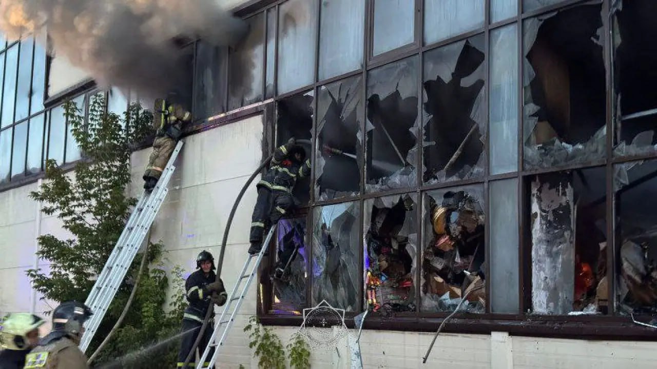 В Астане ночью горел рынок: обрушилось межэтажное перекрытие