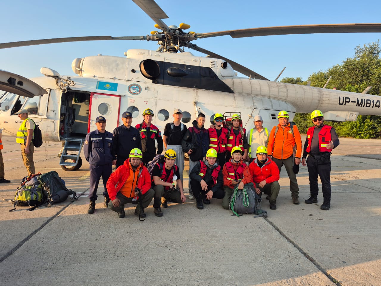 В горах Алматы подросток сорвался с обрыва и был эвакуирован на вертолёте