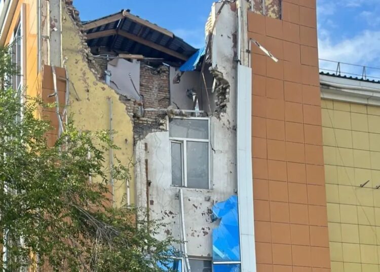 В Караганде обрушилась крыша и стена здания: эвакуированы 15 рабочих