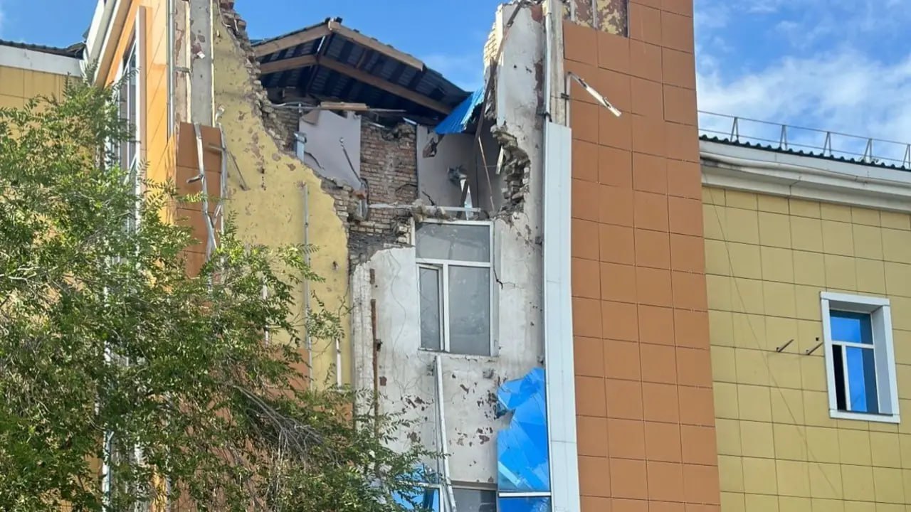 В Караганде обрушилась крыша и стена здания: эвакуированы 15 рабочих