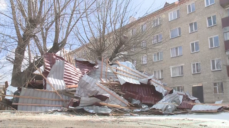 Акиму Аксу объявили выговор после урагана: чиновникам пригрозили увольнением