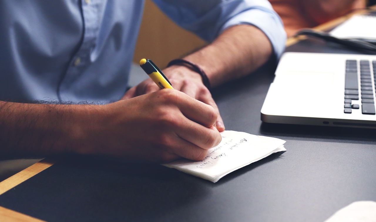 Юрисконсульт-блогер из Жамбылской области получил выговор и обязан выплатить компенсацию