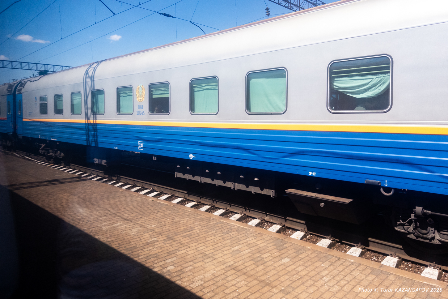 Поезд Жезказган – Астана экстренно остановили из-за вагона на пути