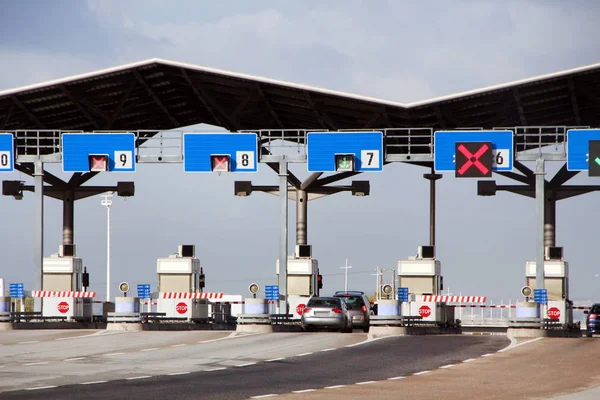 Водителям выставляют десятки тысяч тенге за проезд по платным дорогам: в чём причина