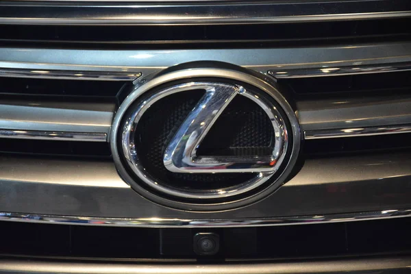 В Шымкенте задержали депутата на Lexus с подложными номерами