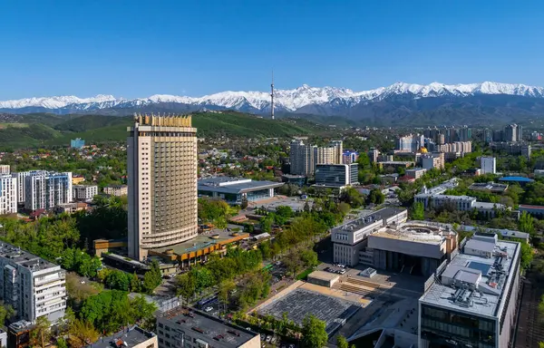 Иностранцы чаще переезжают в Алматы, чем в Астану