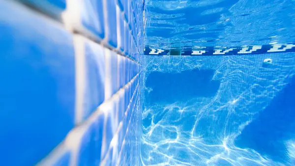 На 8-летнюю девочку в бассейне Астаны упал шкаф