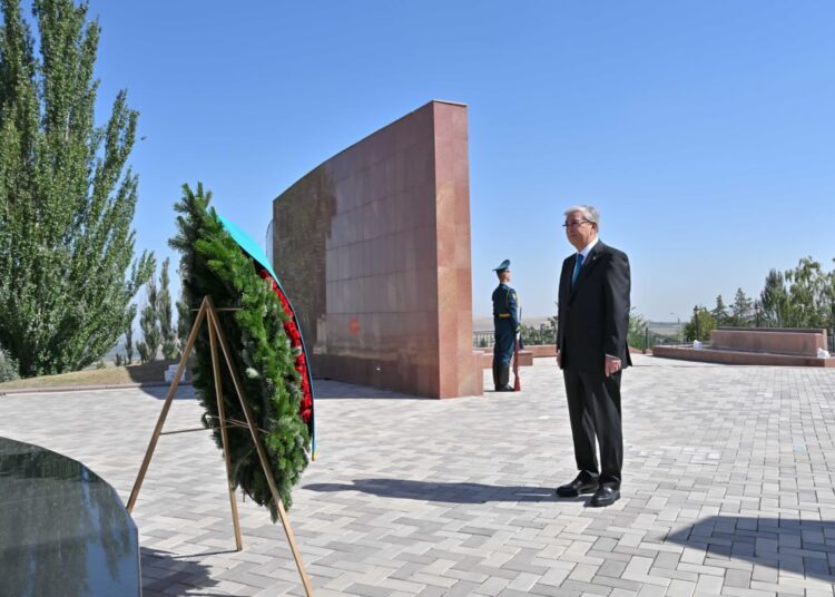 Токаев почтил память жертв репрессий в Кыргызстане