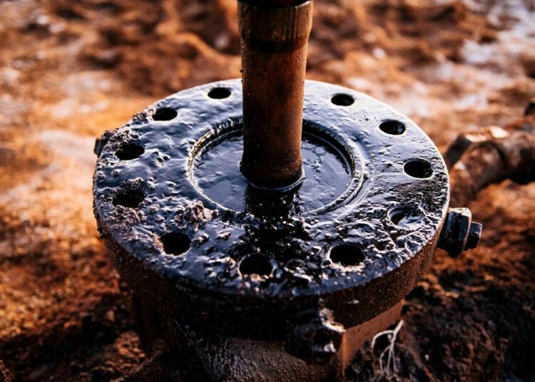 Прибыль КазМунайГаза снизилась из-за падения цен на нефть