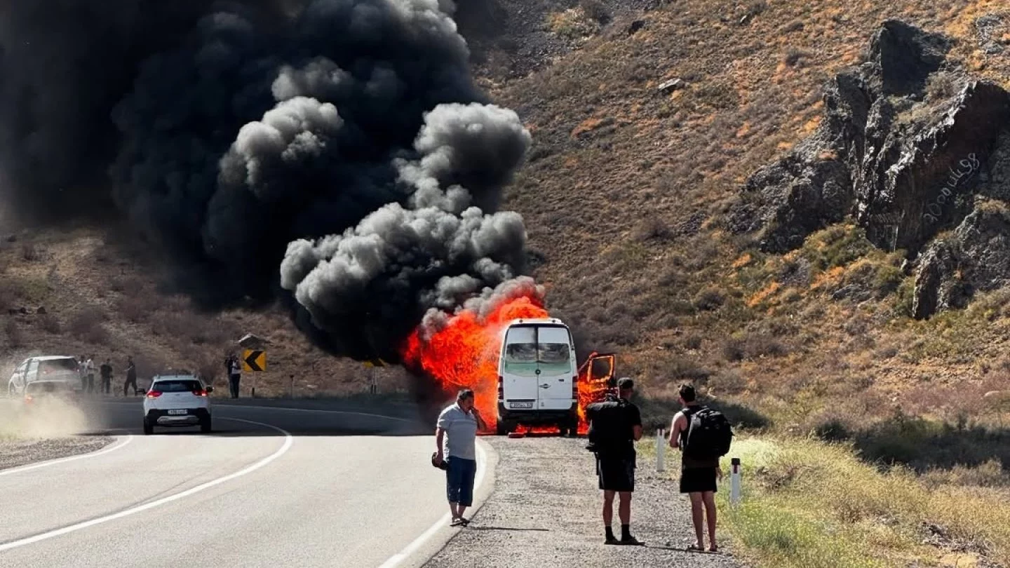 Дикая поездка на Кольсай: маршрутка с туристами из Австралии загорелась по пути к озеру