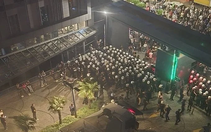 Стамбул охвачен протестами после отстранения руководства оппозиционной партии